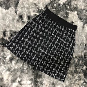 GILLI PLAID BLACK AND WHITE MINI STRETCH SKIRT SZ S